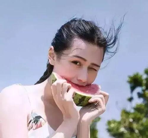 西瓜吃瓜少女,揭秘校园里的清新风采