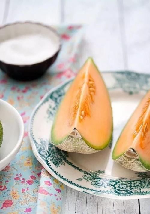 老妈吃哈密瓜,甜蜜滋味里的温馨回忆